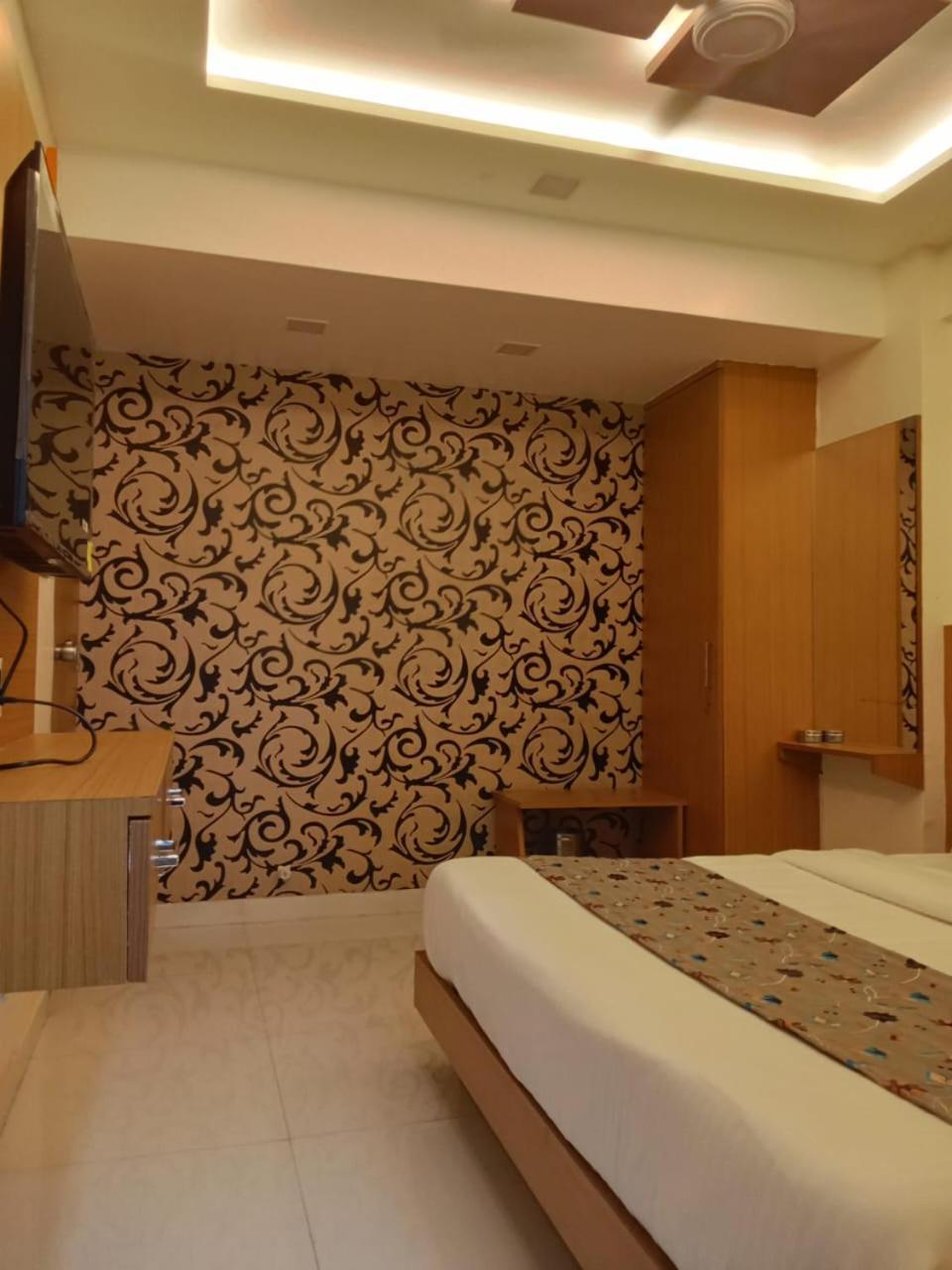 Hotel Exotic Ахмедабад Екстериор снимка