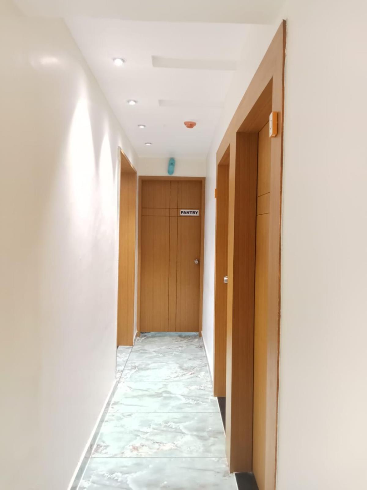 Hotel Exotic Ахмедабад Екстериор снимка