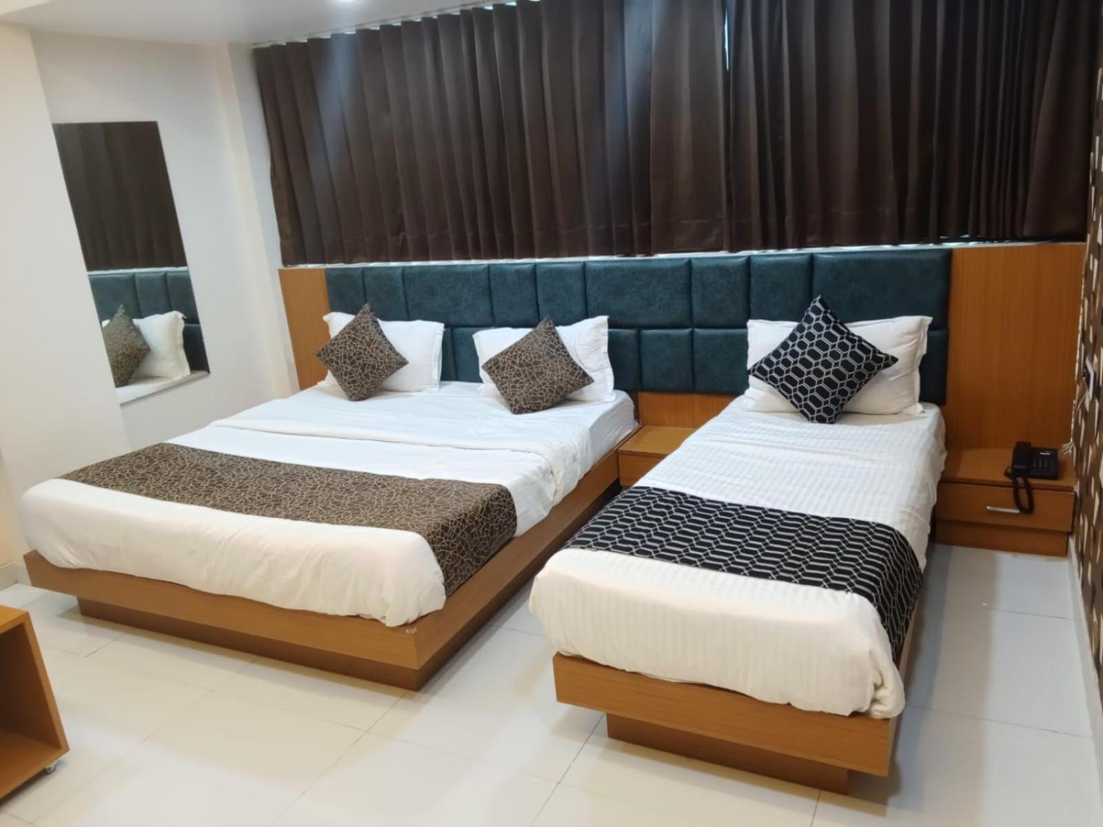 Hotel Exotic Ахмедабад Екстериор снимка