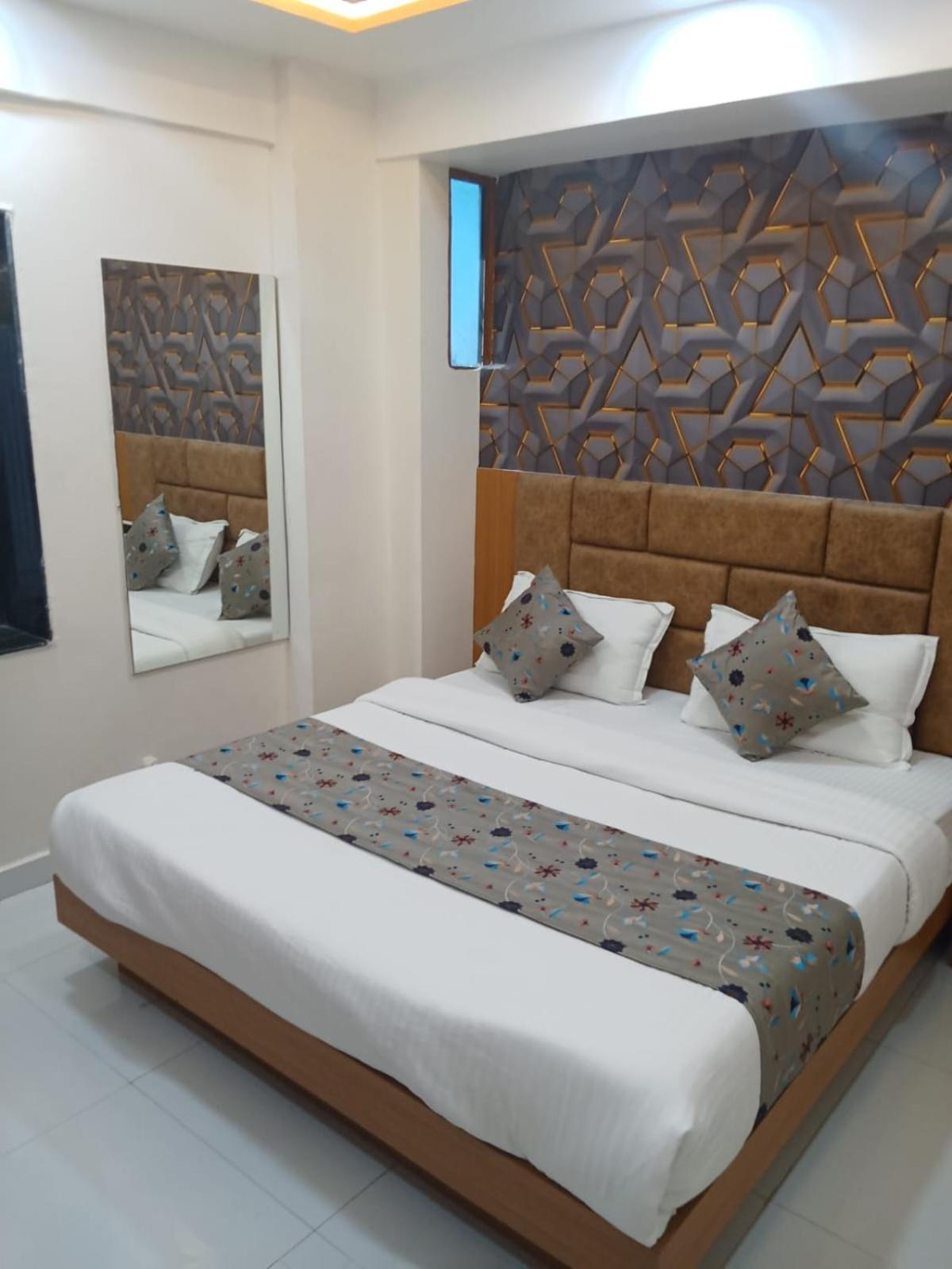 Hotel Exotic Ахмедабад Екстериор снимка