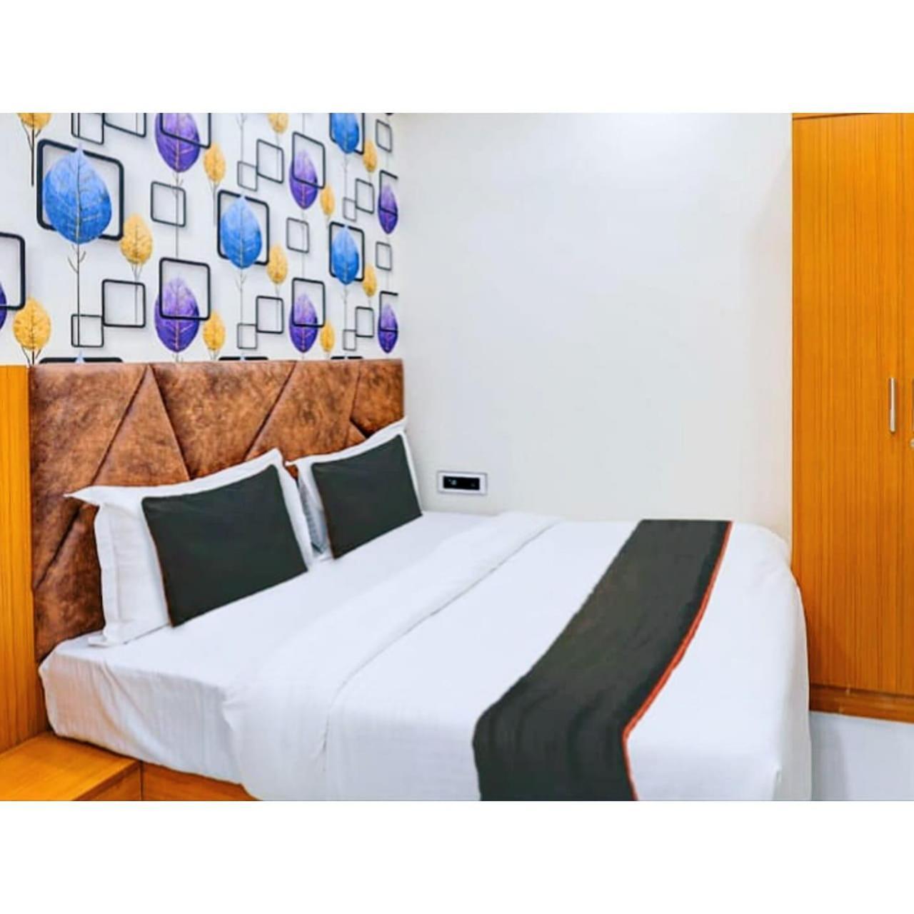 Hotel Exotic Ахмедабад Екстериор снимка