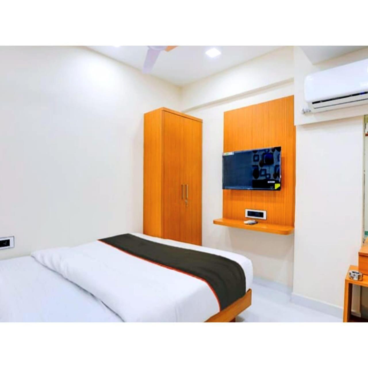 Hotel Exotic Ахмедабад Екстериор снимка