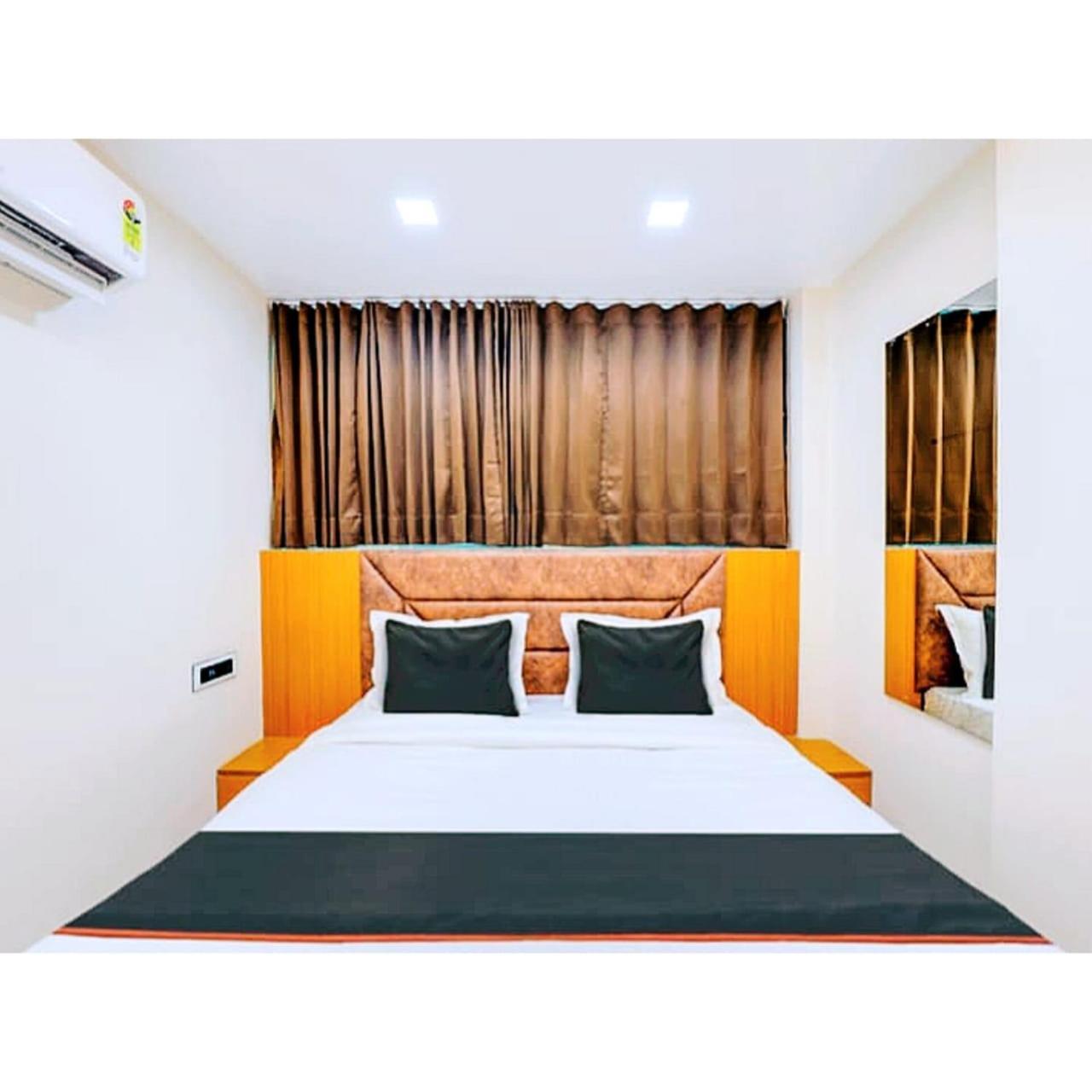 Hotel Exotic Ахмедабад Екстериор снимка
