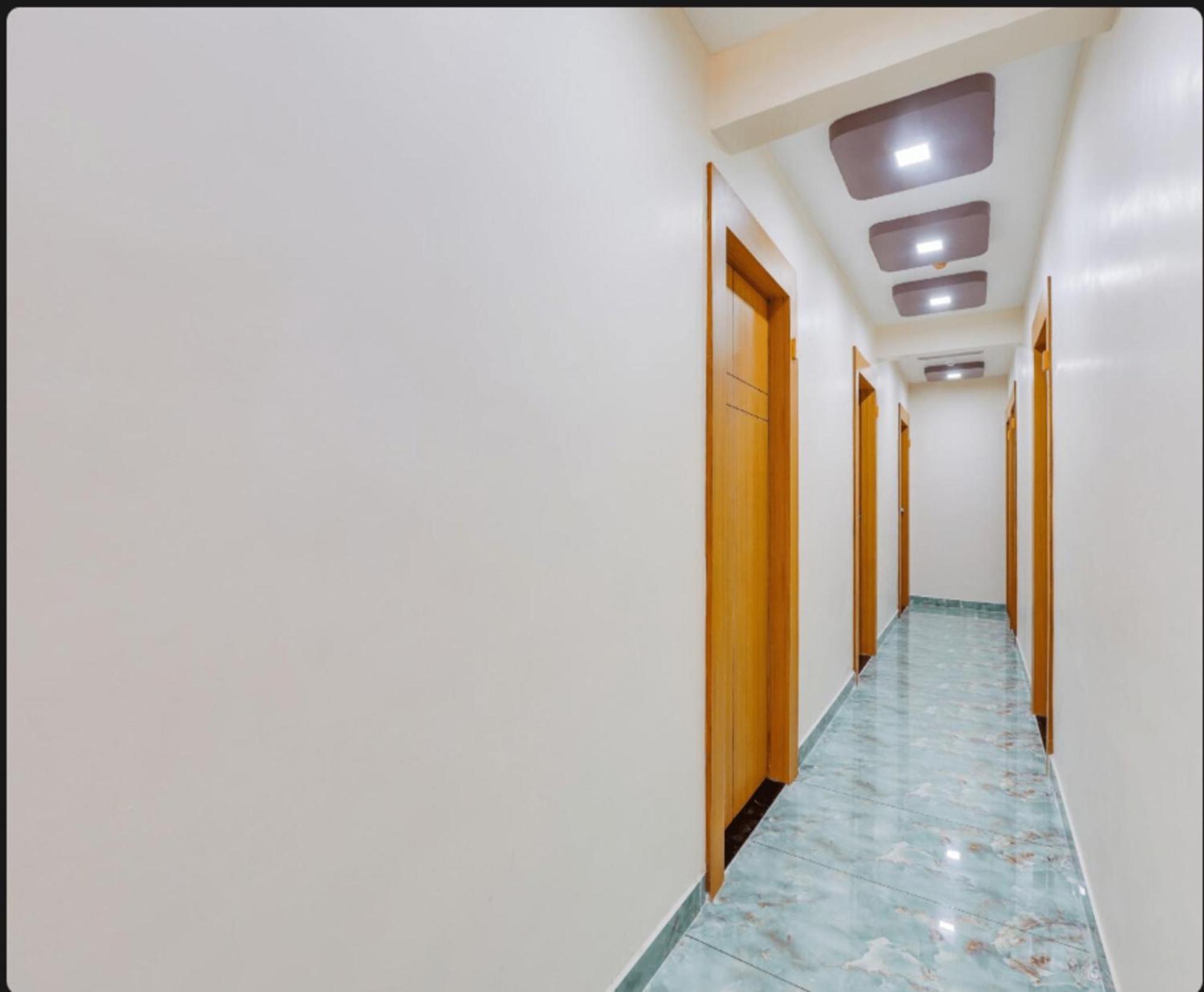 Hotel Exotic Ахмедабад Екстериор снимка