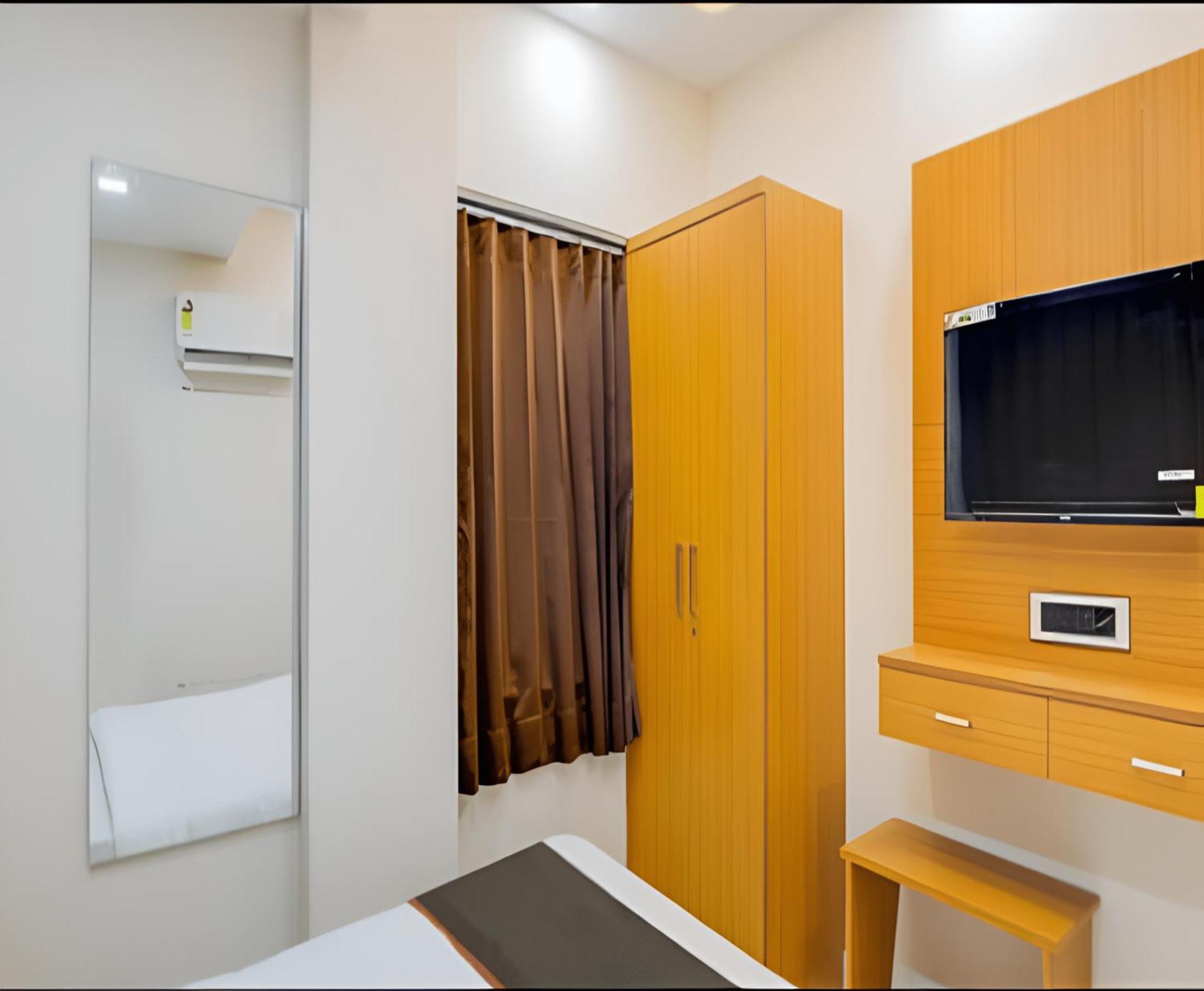 Hotel Exotic Ахмедабад Екстериор снимка