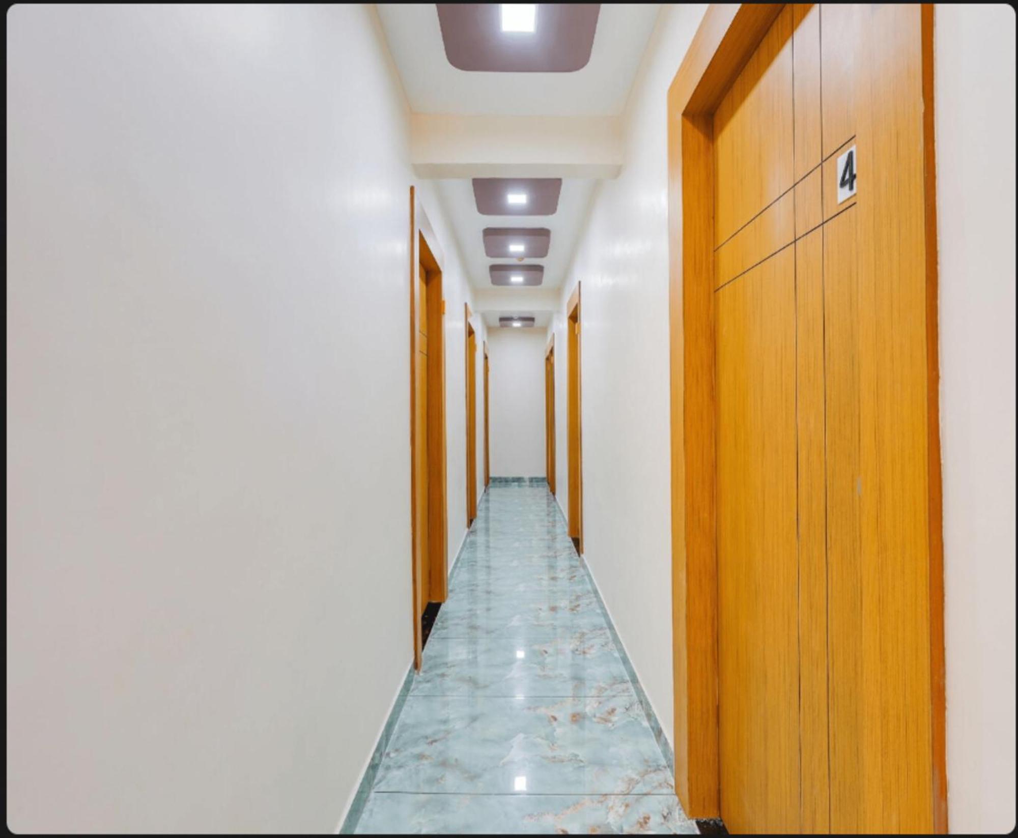 Hotel Exotic Ахмедабад Екстериор снимка