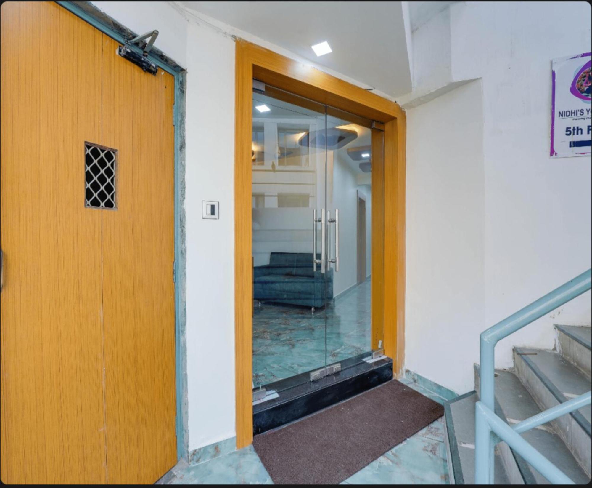 Hotel Exotic Ахмедабад Екстериор снимка