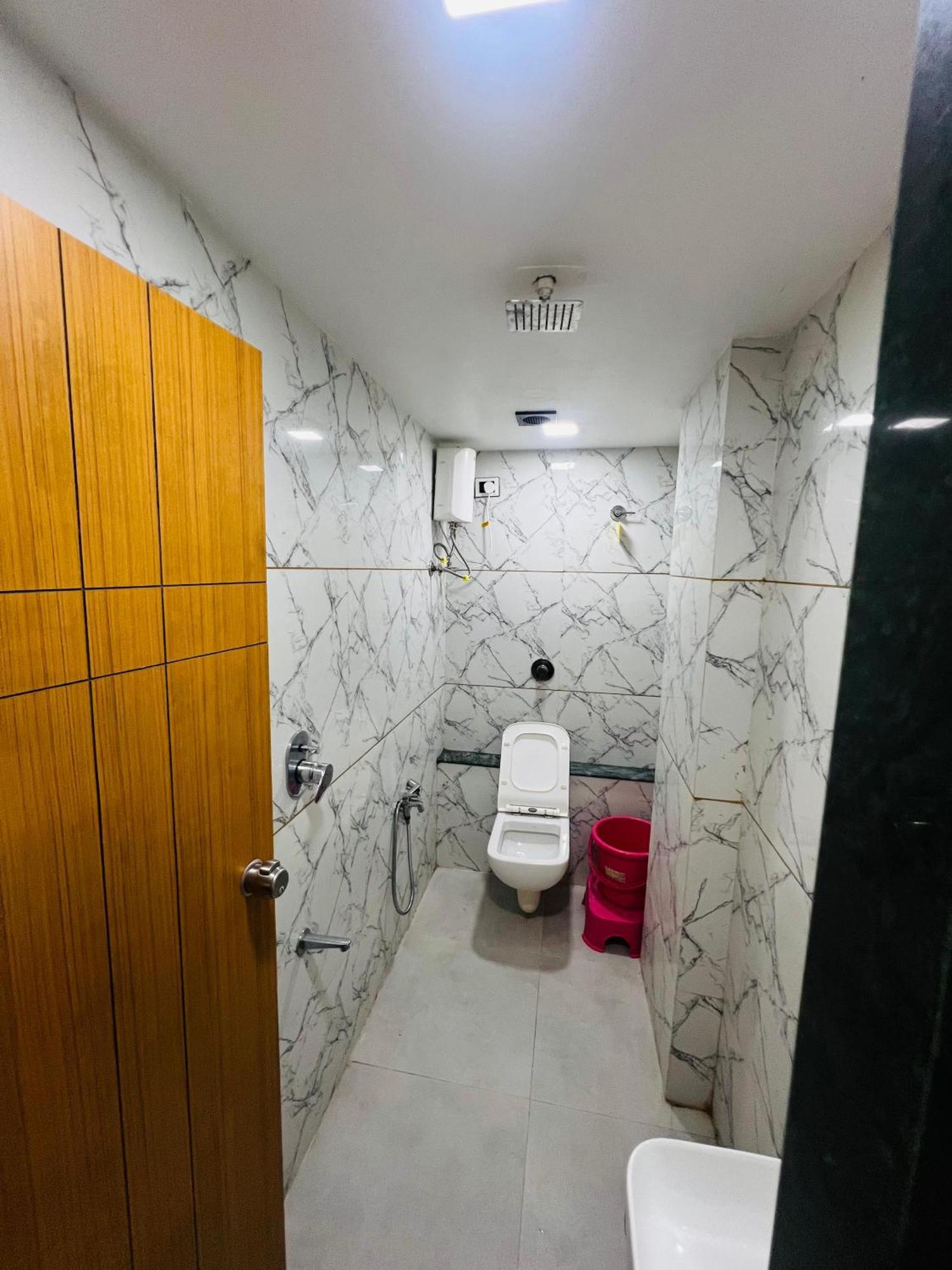 Hotel Exotic Ахмедабад Екстериор снимка