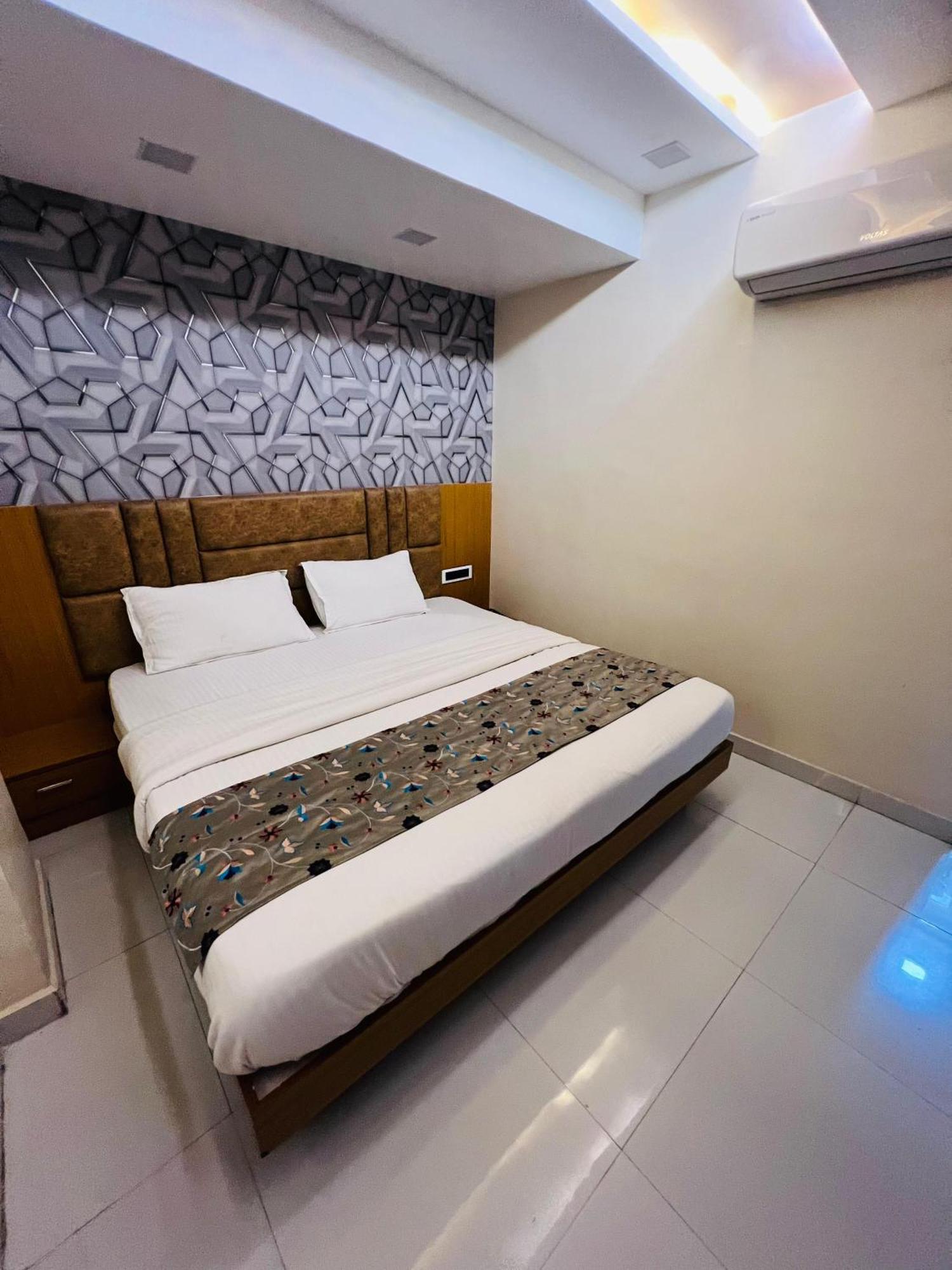 Hotel Exotic Ахмедабад Екстериор снимка