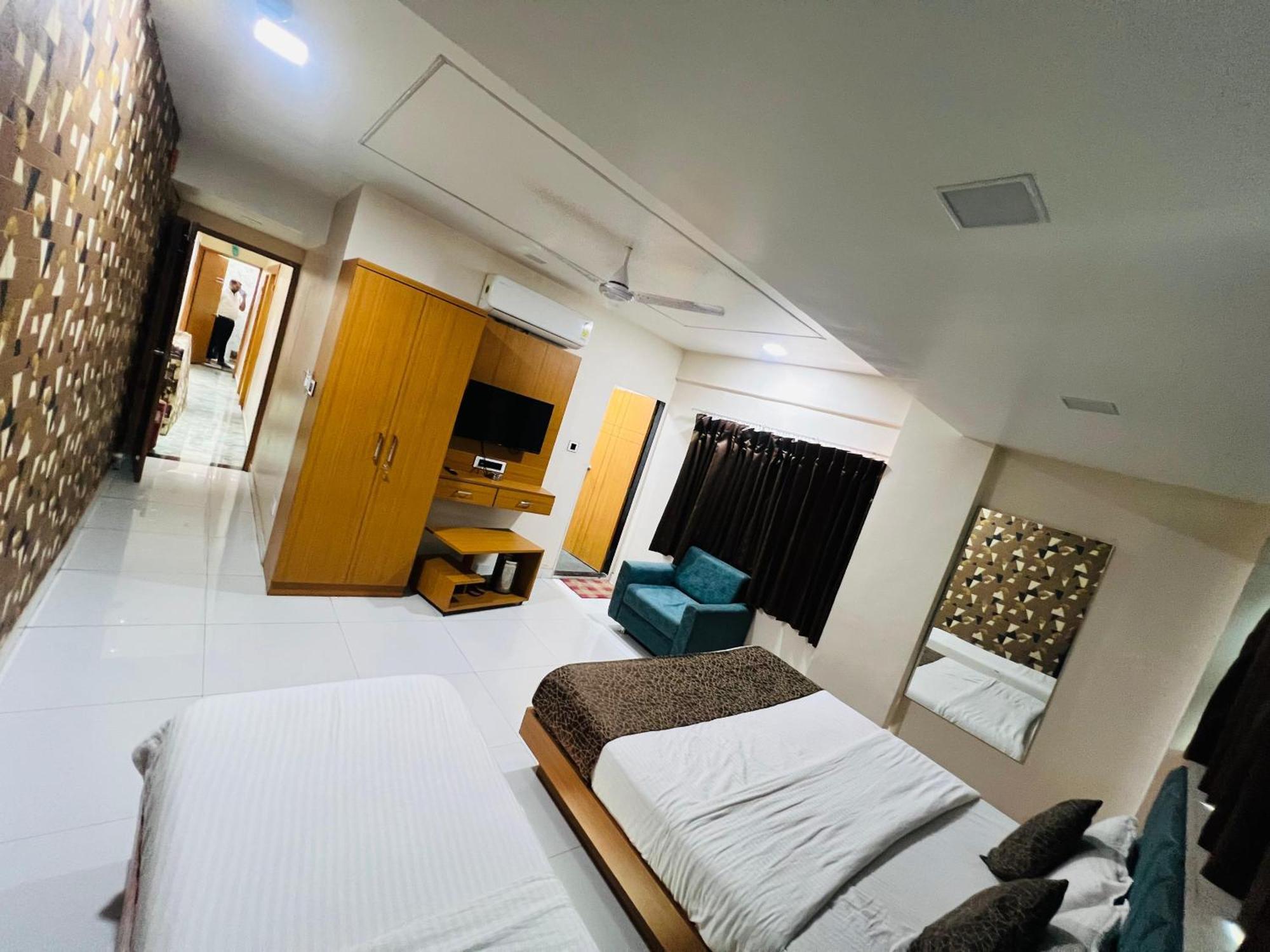 Hotel Exotic Ахмедабад Екстериор снимка
