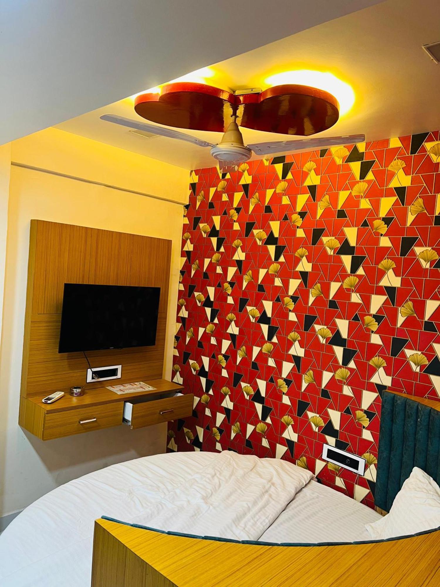 Hotel Exotic Ахмедабад Екстериор снимка