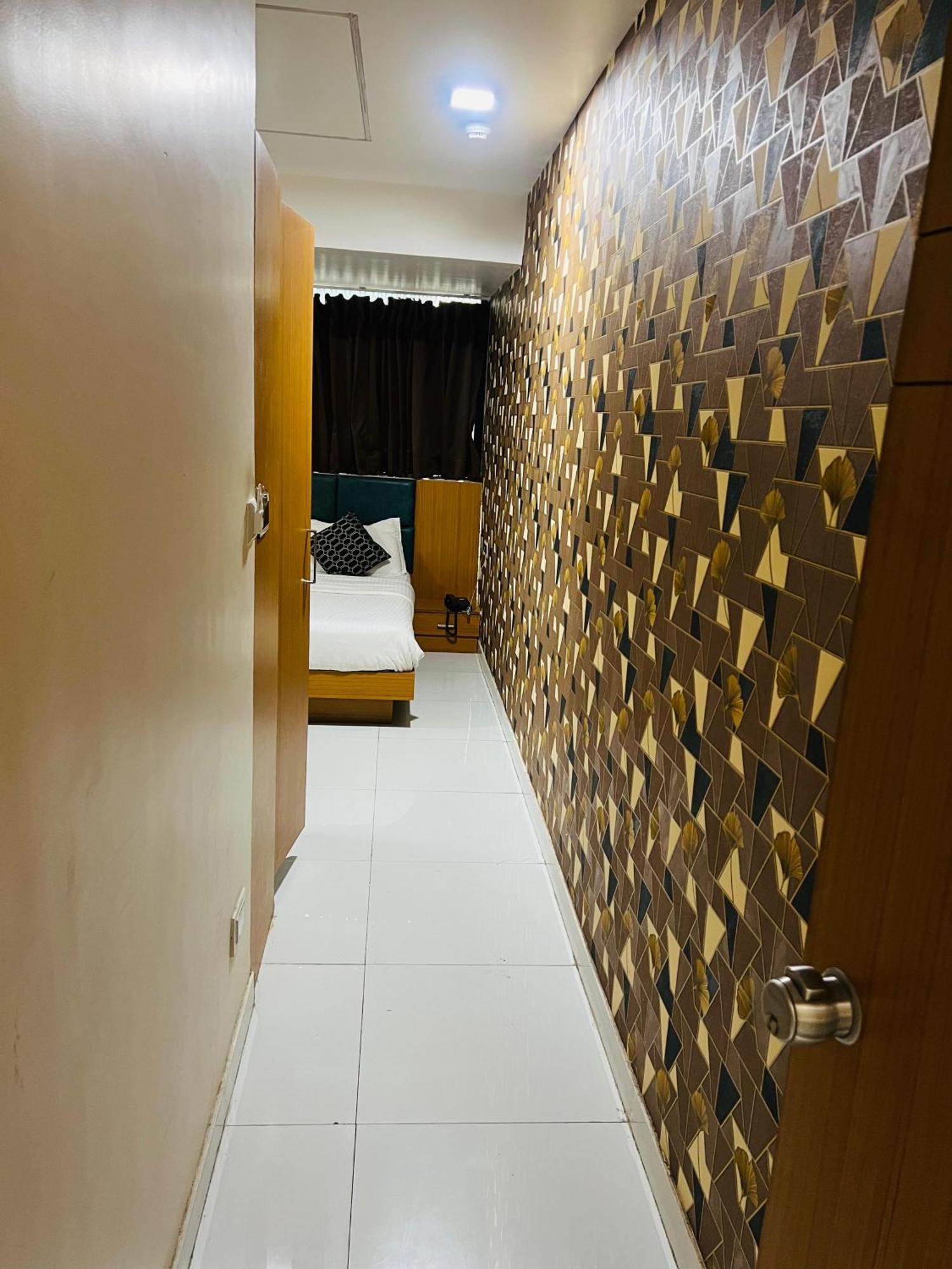Hotel Exotic Ахмедабад Екстериор снимка
