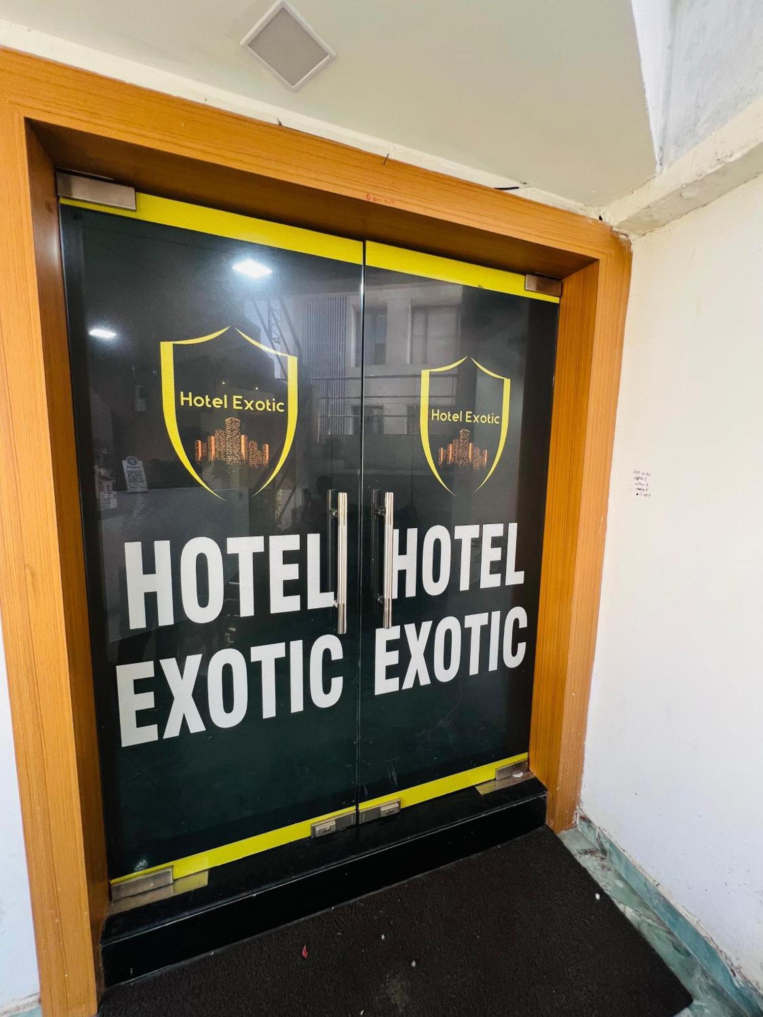 Hotel Exotic Ахмедабад Екстериор снимка