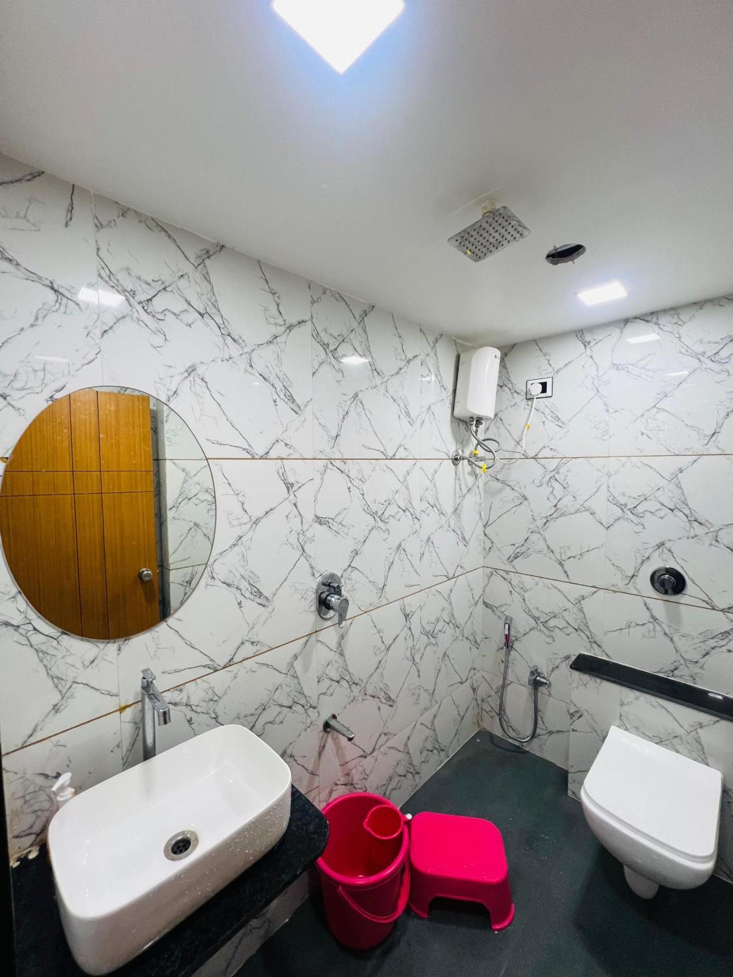 Hotel Exotic Ахмедабад Екстериор снимка