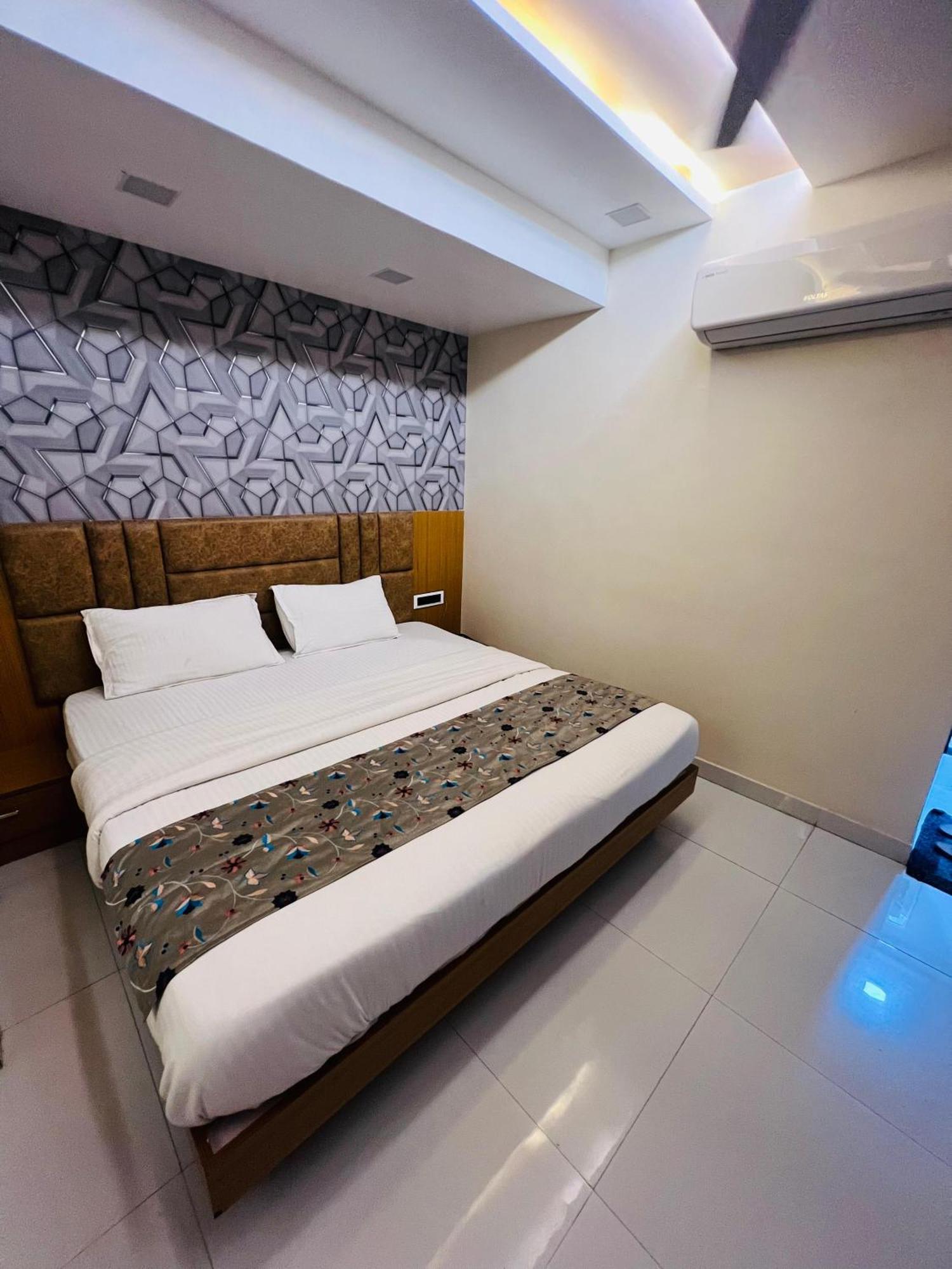 Hotel Exotic Ахмедабад Екстериор снимка