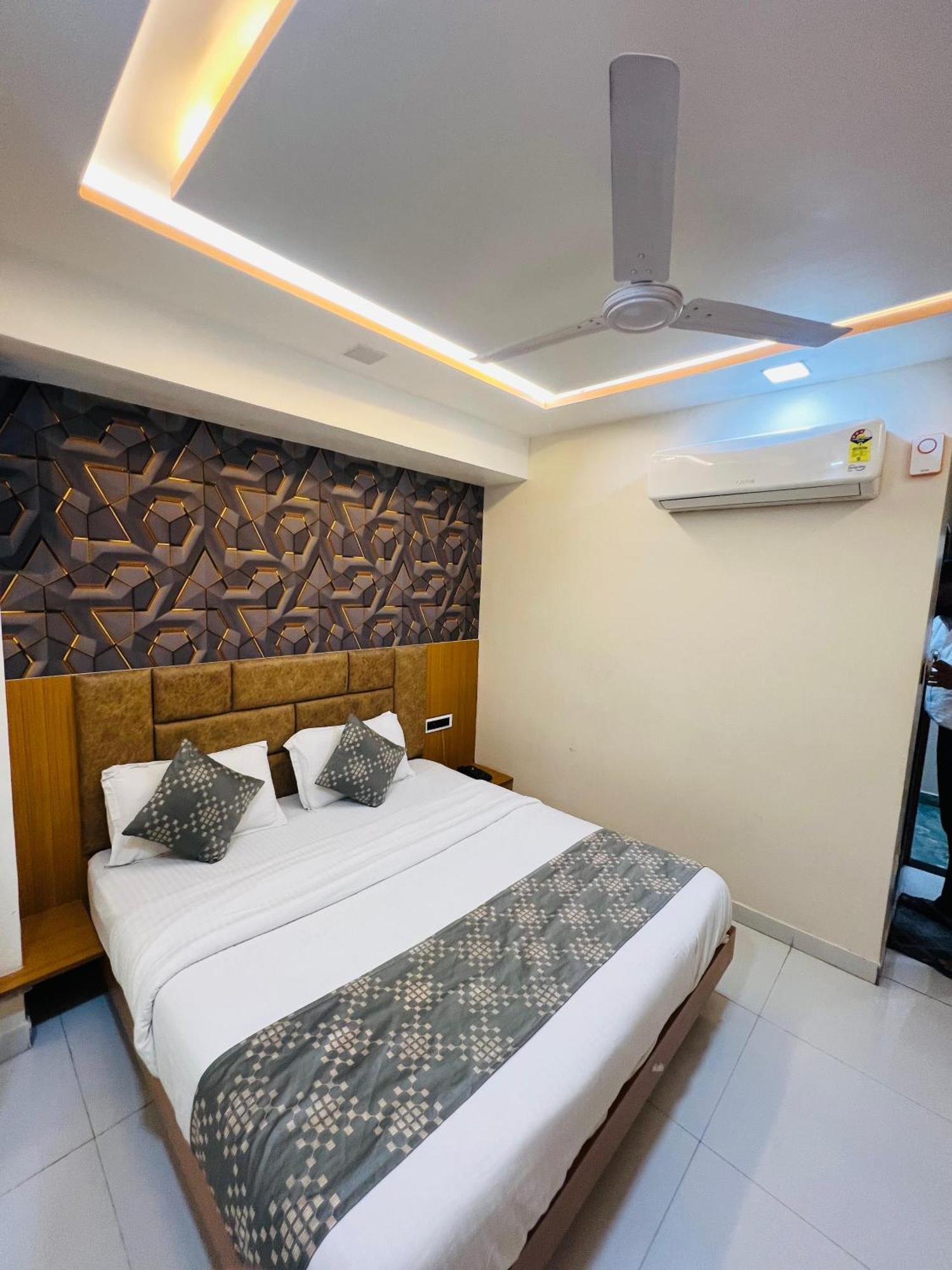 Hotel Exotic Ахмедабад Екстериор снимка