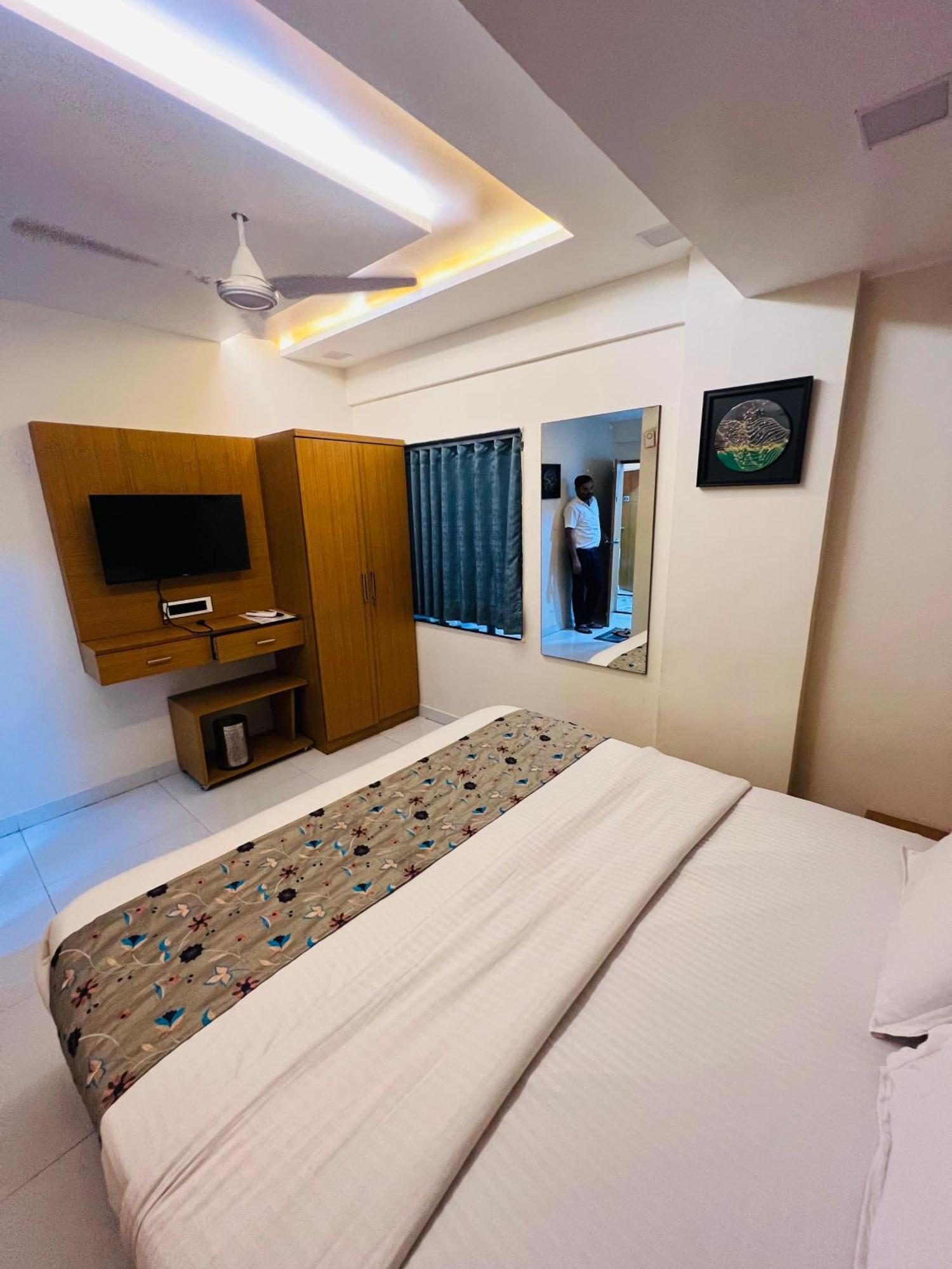 Hotel Exotic Ахмедабад Екстериор снимка